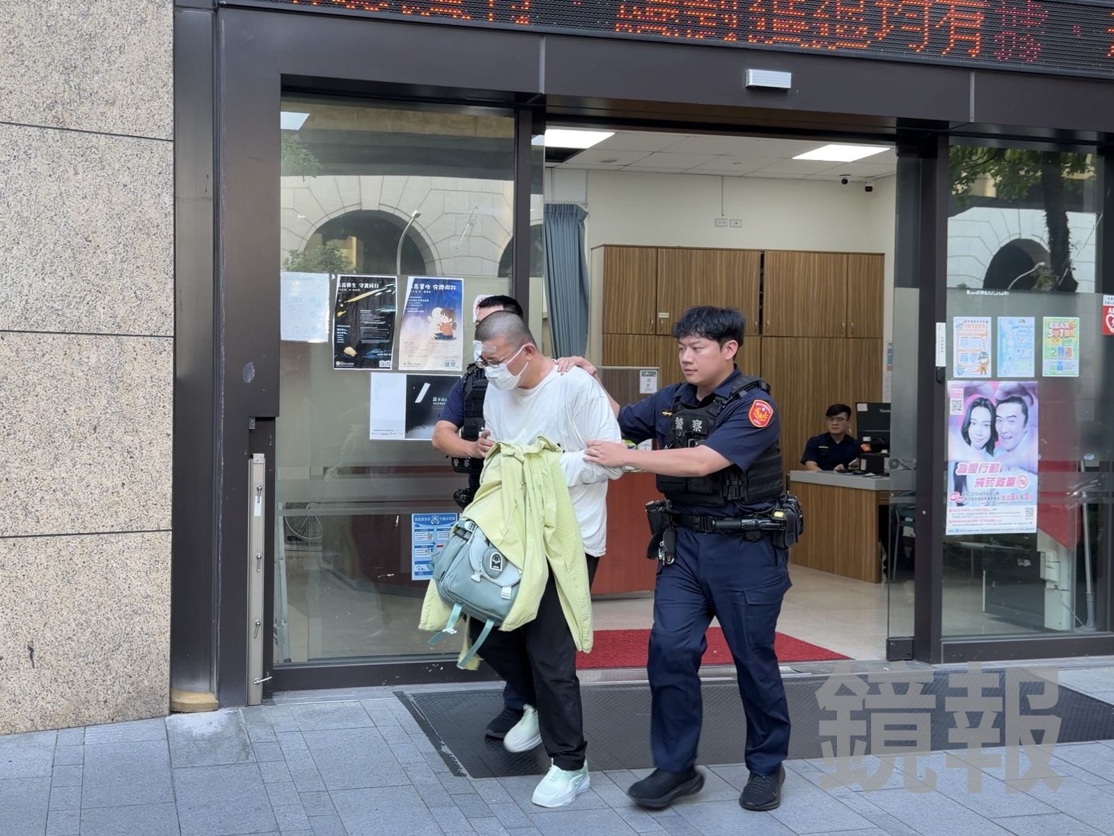 國館砍人嫌正臉曝!遭警壓制撞傷頭 包紗布狼狽遭移送