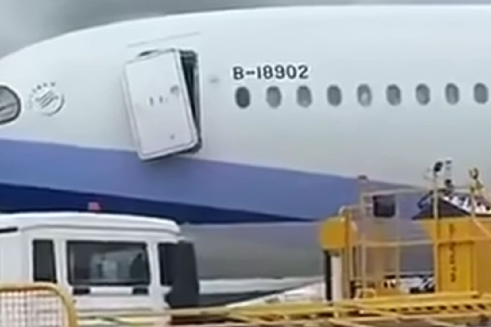 空橋撞歪機艙門！華航國際班機緊急取消　緊急安排替代航班