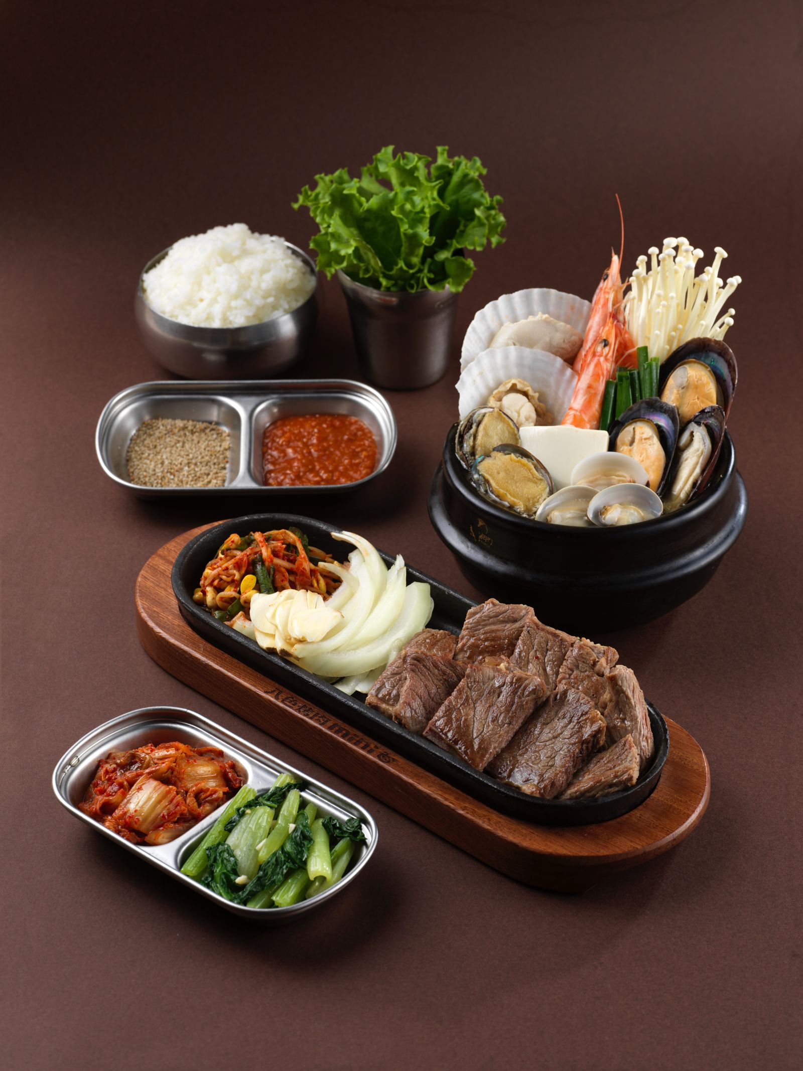 「豪華鮮貝火烤雙主餐」吃得到豐盛海鮮的鍋物和祕醬烤牛排。（498元／份，八色烤肉mini供圖）