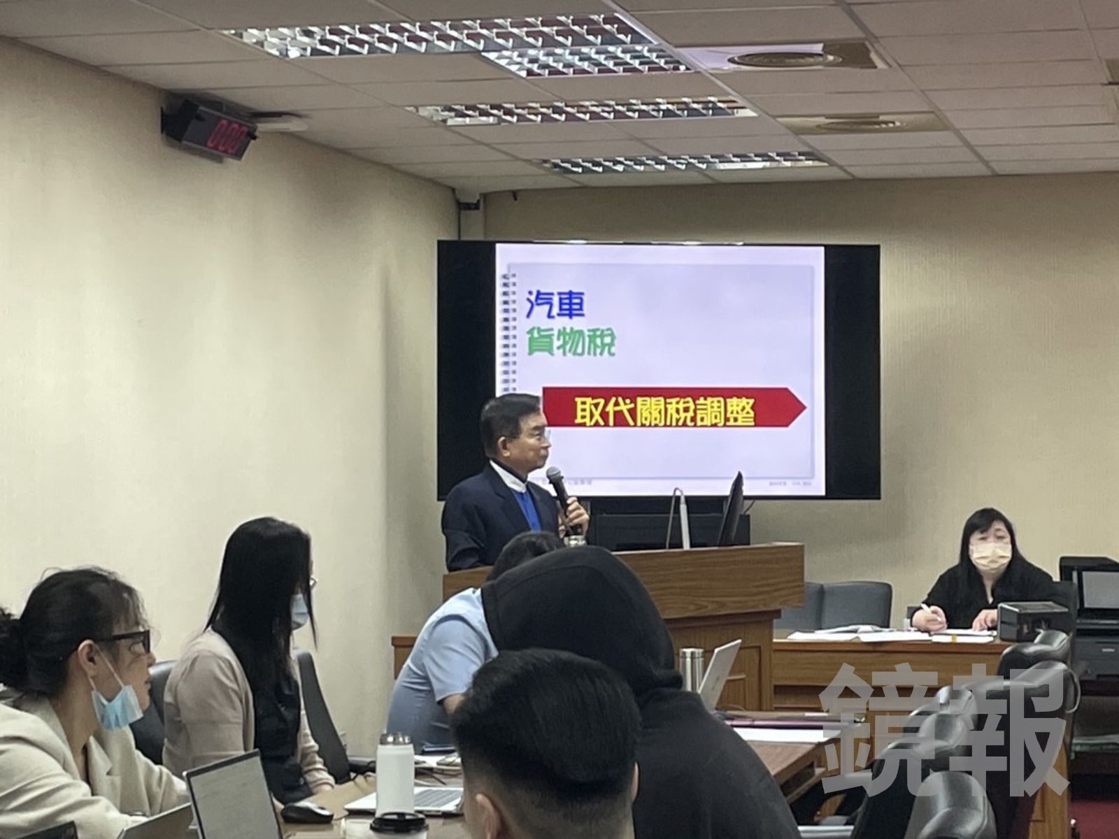 賴士葆質詢時不斷詢問顏慧欣實際參與幾次與美方的談判。（圖／陳凱貞攝）