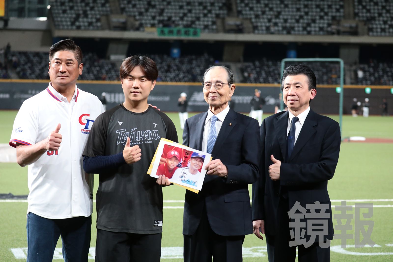 圓夢！江坤宇拿童年合照求簽名　王貞治勉勵中華隊與日本隊前進美國