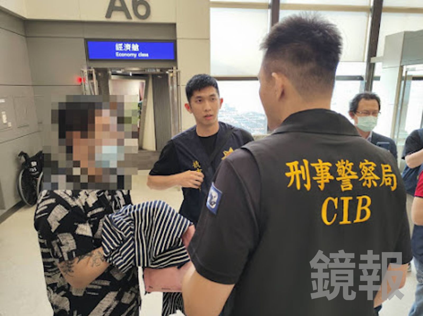 刑事局幹員今天前往泰國將通緝犯押解回台。圖／翻攝畫面