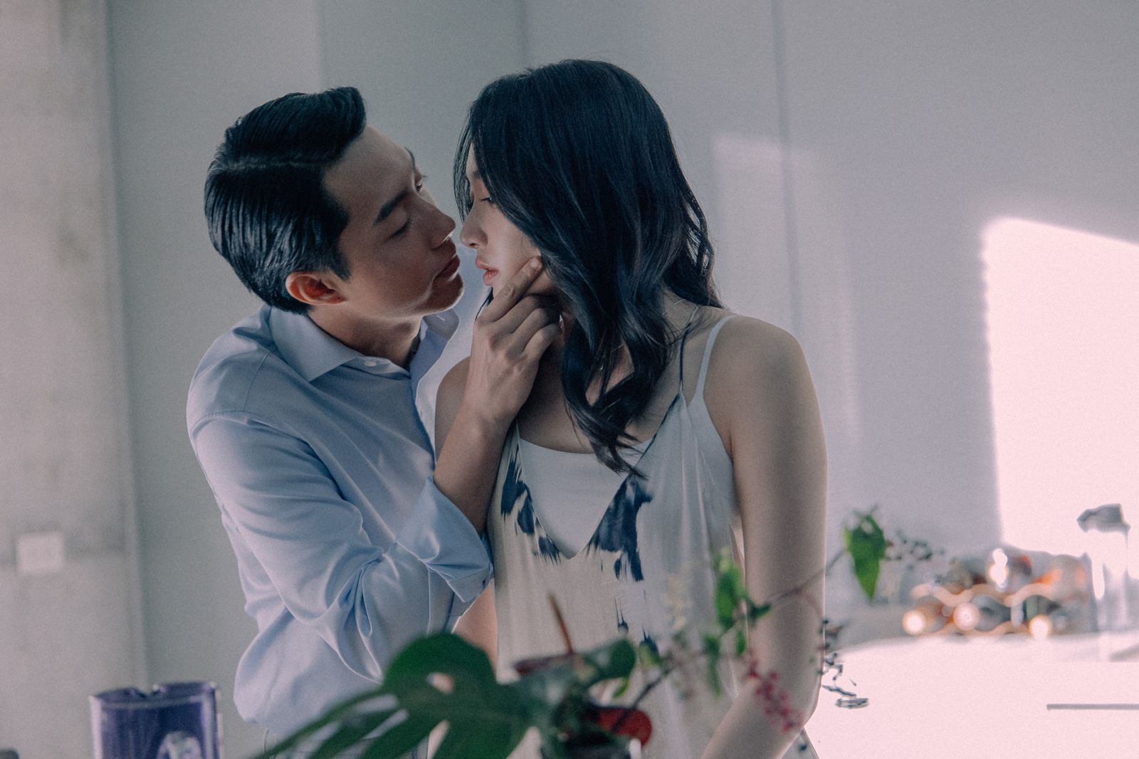 甜美嬌妻變成蛇蠍美人!蔡思韵首度突破大尺度 穿內衣裹雨衣棄屍反擊家暴夫