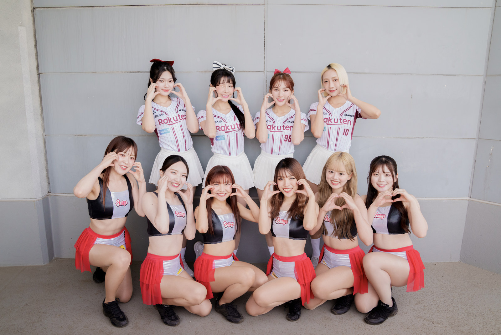 樂天女孩和日本啦啦隊合影。樂天桃猿提供