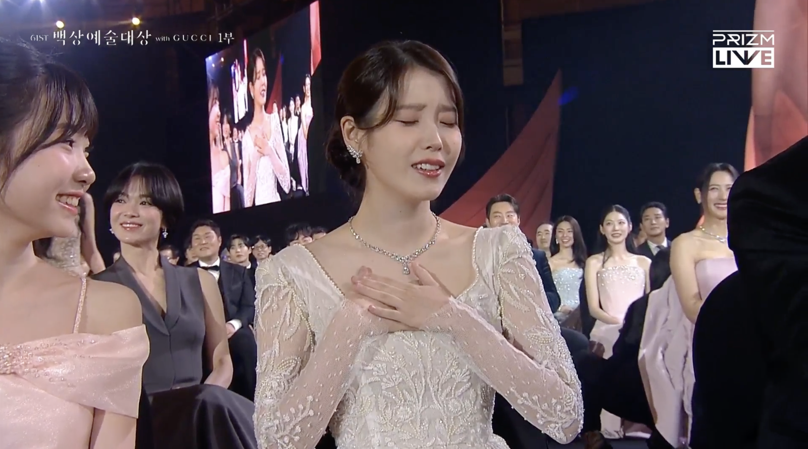 IU被得獎者感謝，非常感動。翻攝prizm 