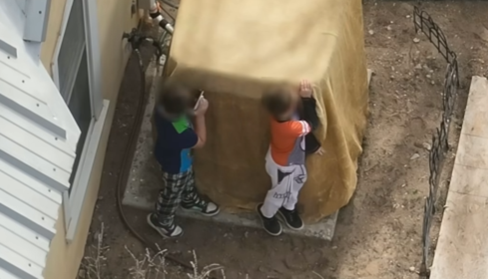 2童手上持「真槍」與警對峙　無人空拍機畫面曝光