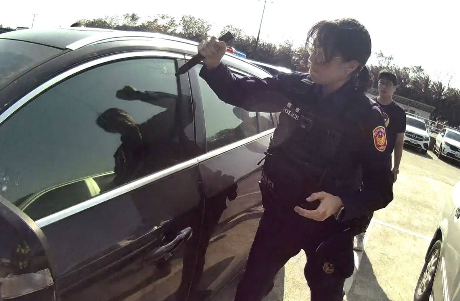 奇美博物館驚魂！大年初一未滿1歲男童反鎖車內　警員急破窗救人