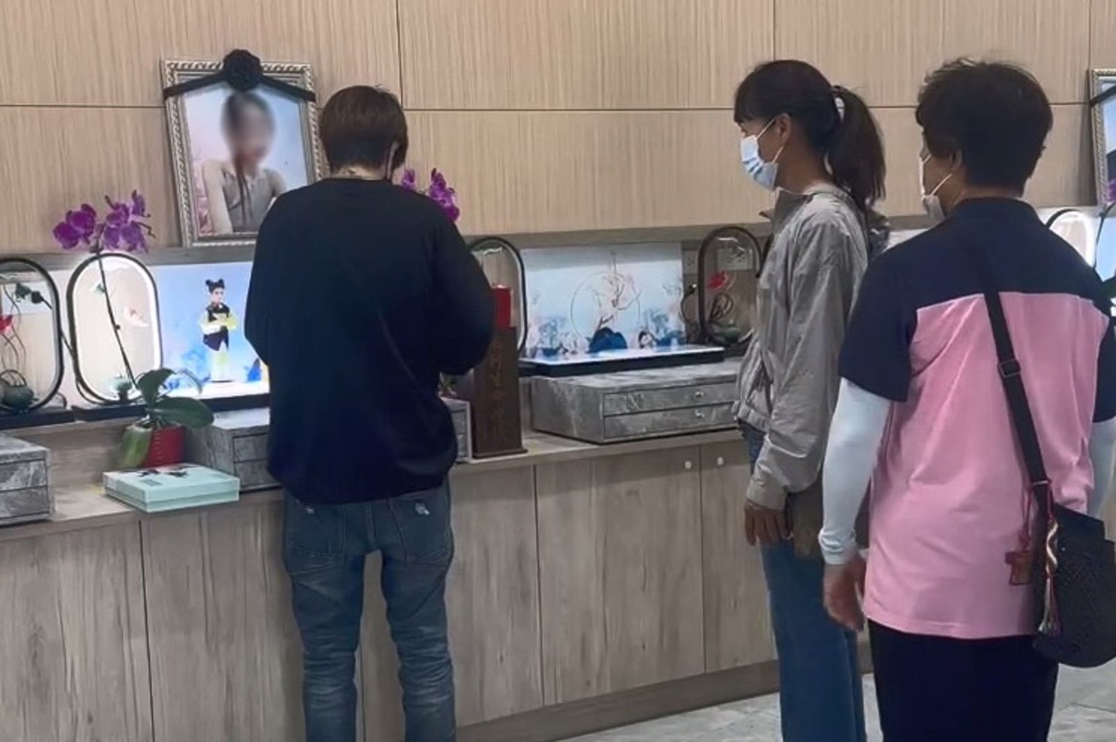 陳姓護理師靈堂設在彰化,媽媽每天都會來祭拜看望,心情相當悲痛。圖/民眾提供