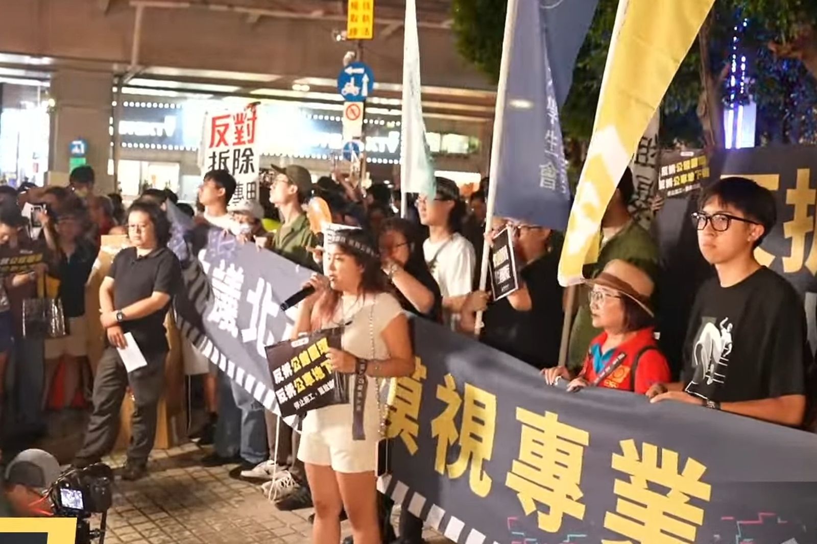 民眾發起「走讀抗議」反對公館圓環拆除。圖/鏡新聞