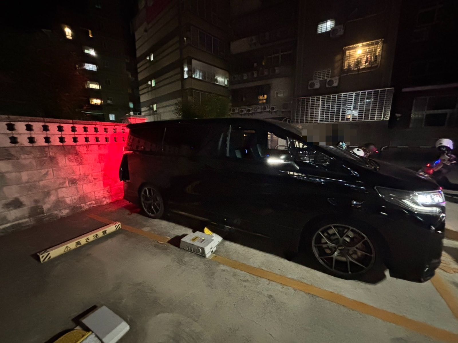 廖男肇逃後在停車場查看車損時被警方查獲。圖/翻攝畫面