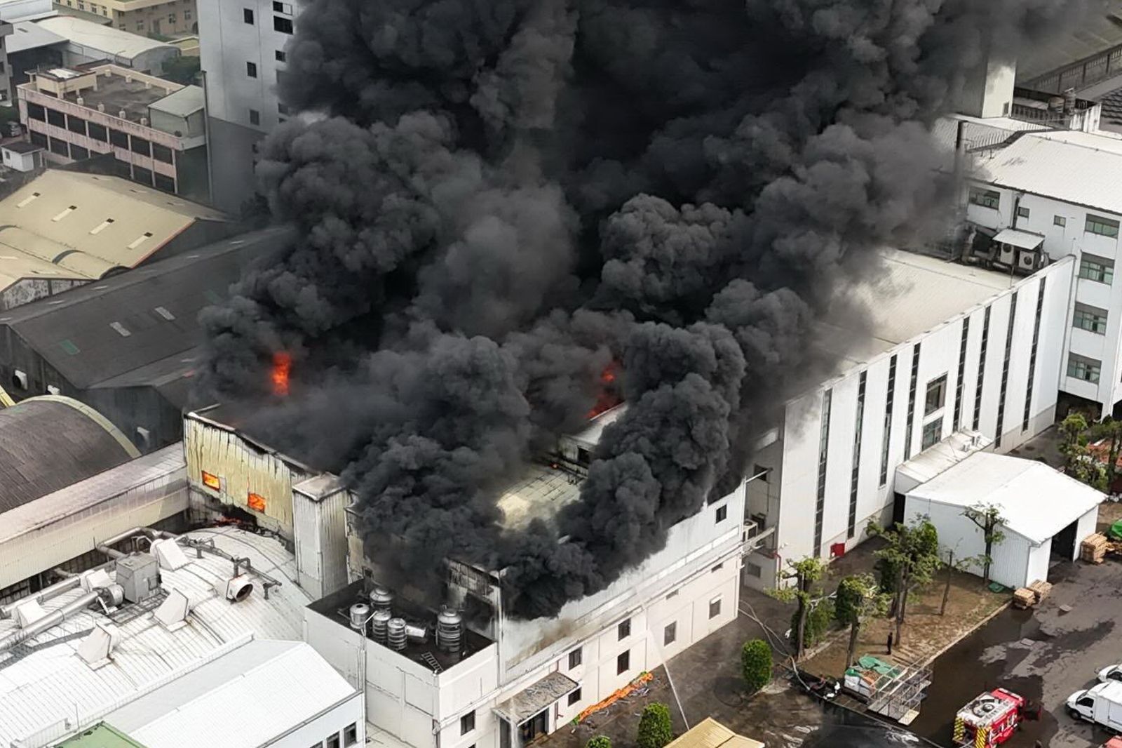 快訊／彰化福興「織帶王國」二億企業驚傳火警　鐵皮工廠陷火海濃煙竄天