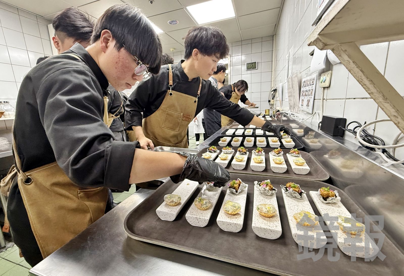 弘光科大餐旅系學生準備米其林專題發表餐會前菜。弘光科大提供