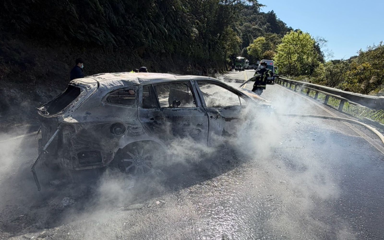 消防隊到場搶救。翻攝畫面