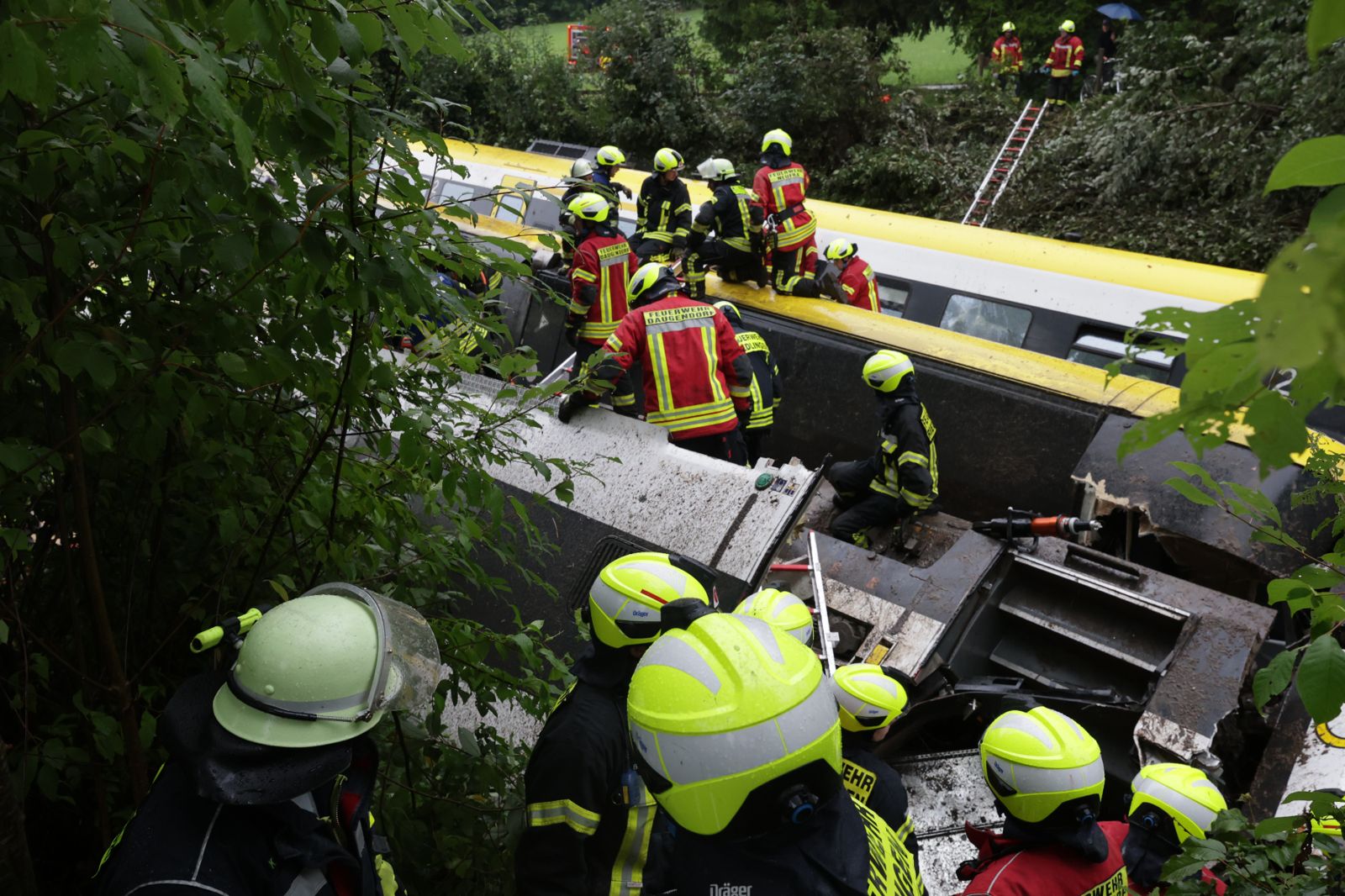 德國火車脫軌翻覆！釀3死、多人重傷　現場搜救畫面曝光