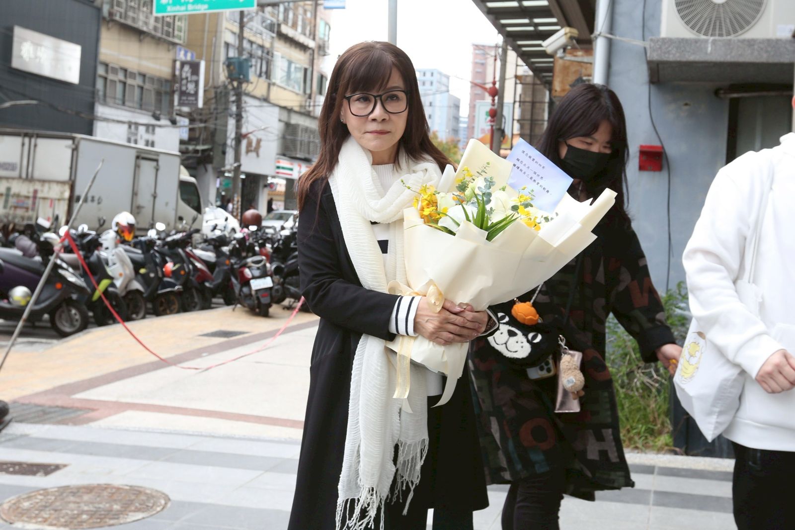 直擊／「無緣的嫂嫂」現身曹西平靈堂！龍千玉面露哀戚不發一語