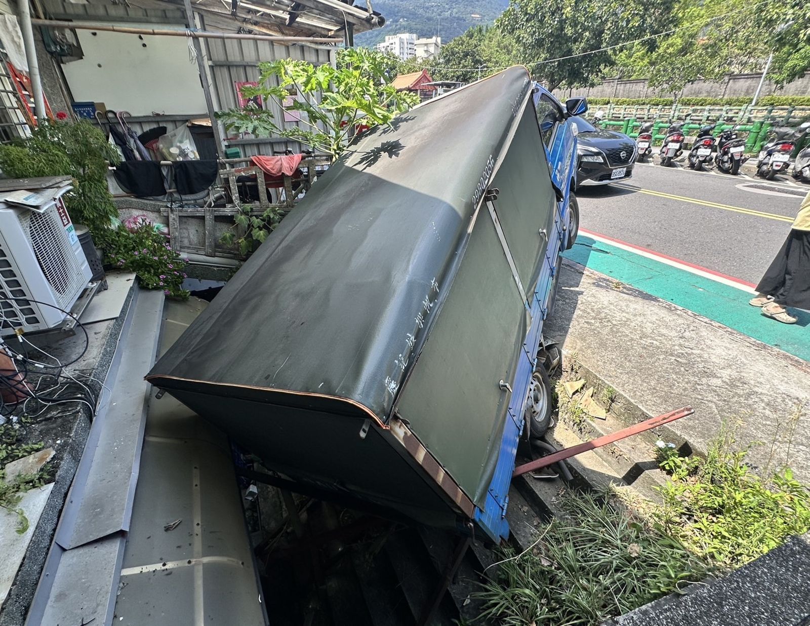 追撞還忘拉手煞!貨車倒滑墜邊坡 警一查竟又搜出喪屍煙彈