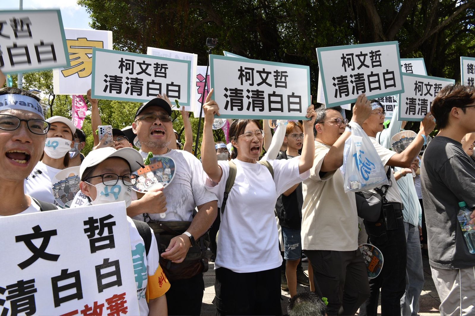 8日，到台北地方法院聲援的小草們。攝影李智為