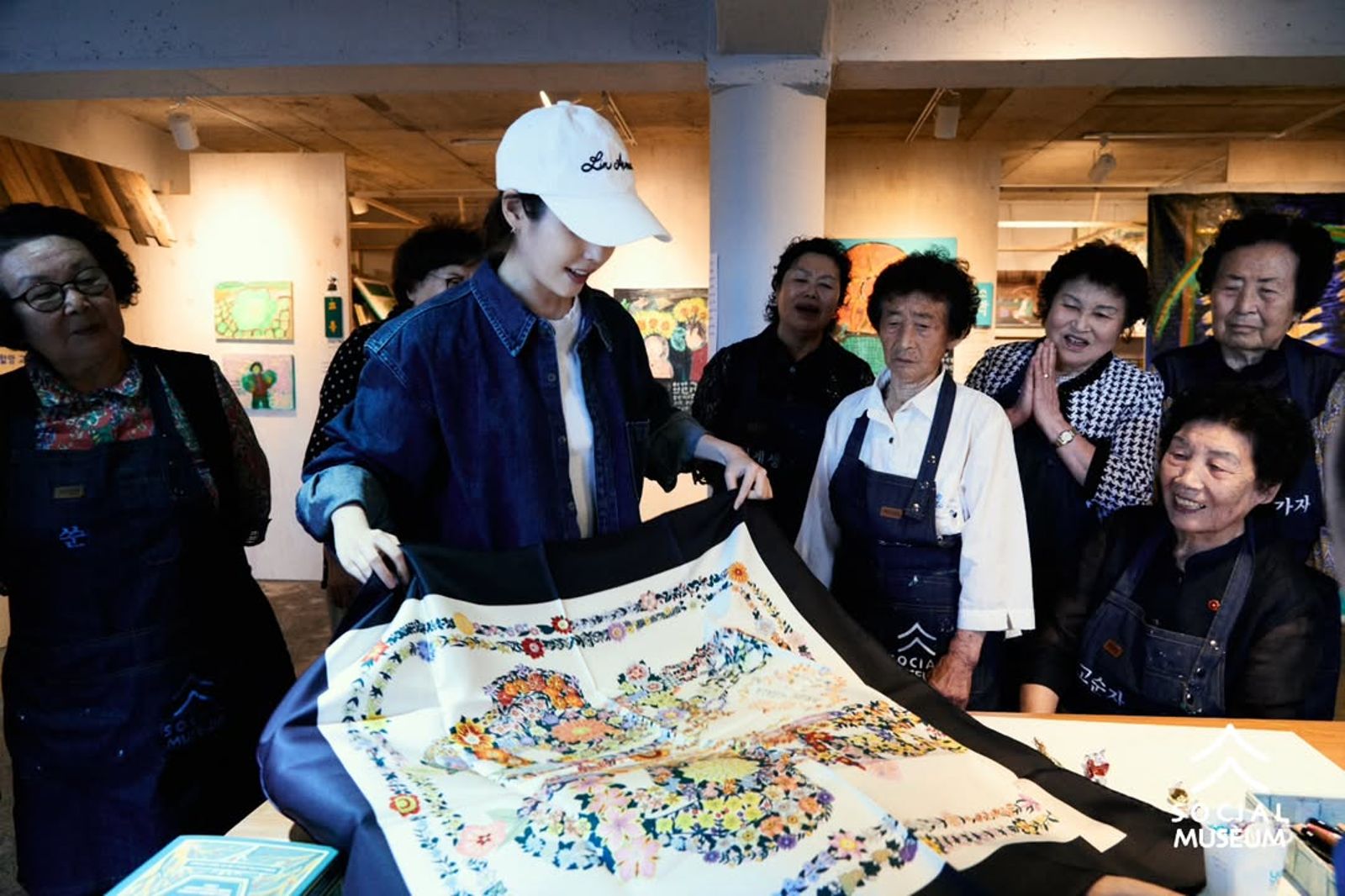 IU(左二)準備了精品絲巾當禮物。翻攝IG@socialmuseum.kr