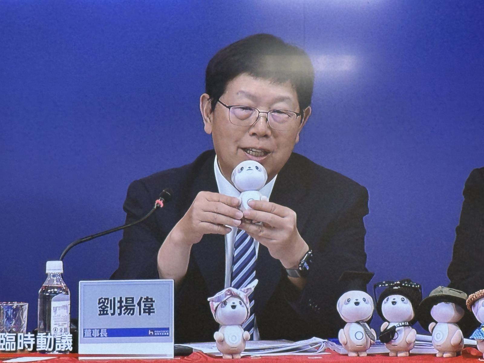 劉揚偉喊話鴻海「朝賺兩個股本邁進」 首賣口袋機器人卻不親自展演:怕它說錯話
