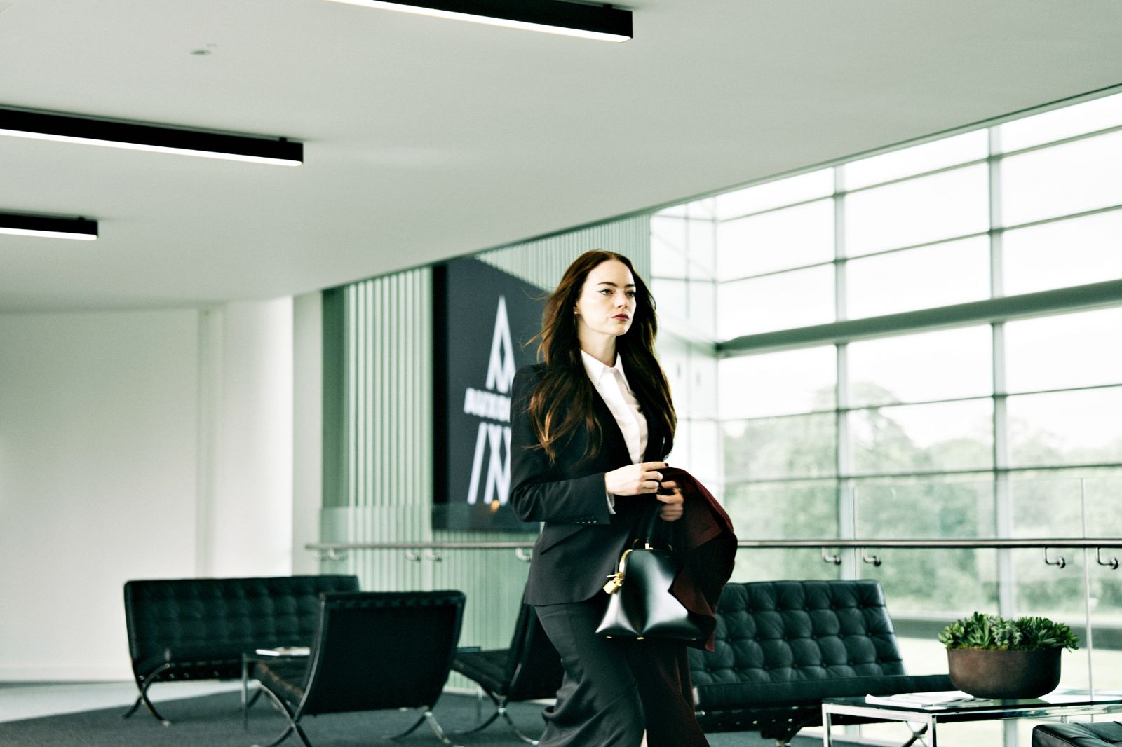 艾瑪史東在《暴蜂尼亞》中飾演冰冷無情的女執行長蜜雪兒。UIP提供