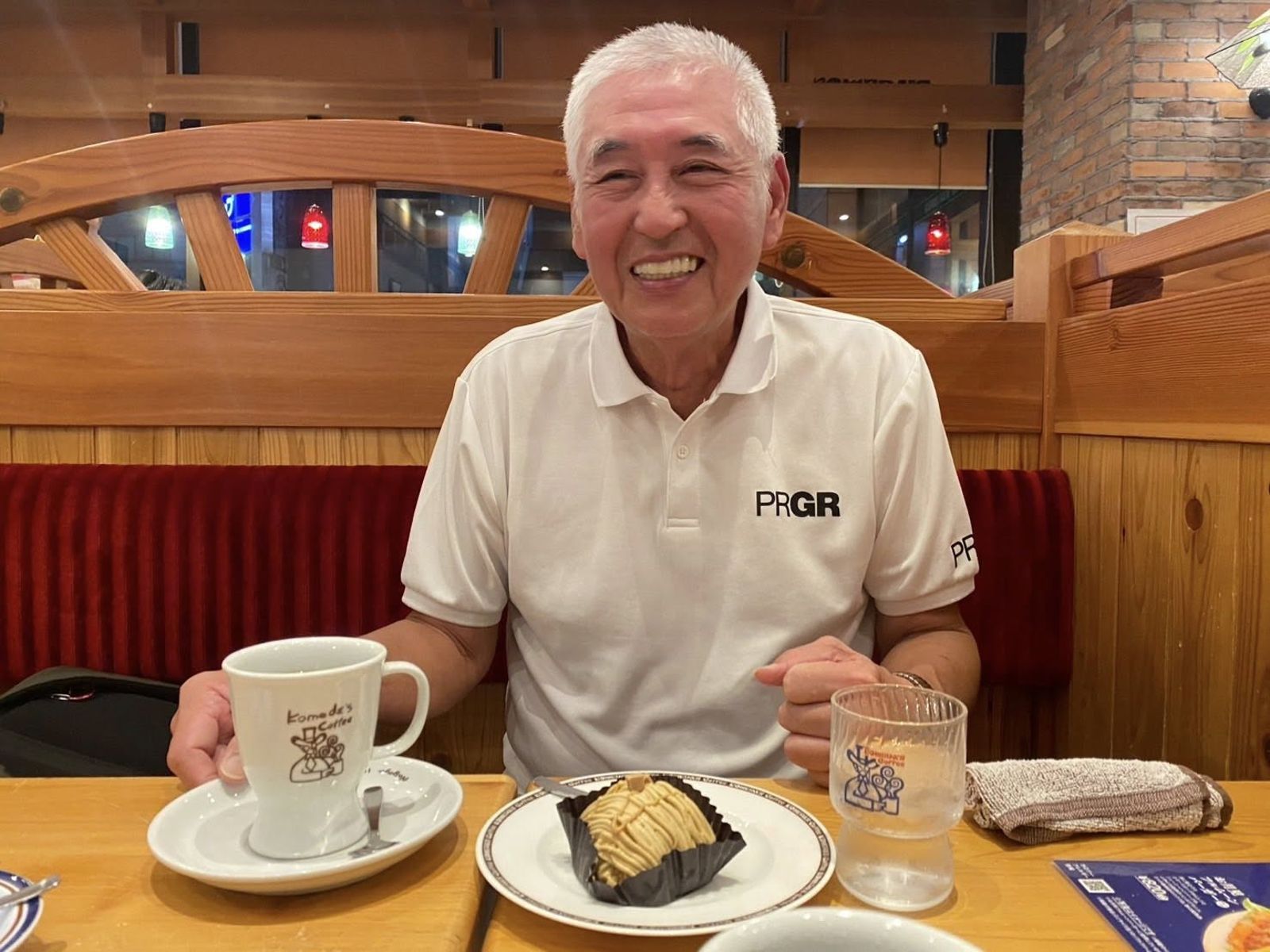 不滿車庫遭擋！名導柯一正「暴走跳上引擎」打凹車門　狂刮賓士車遭起訴