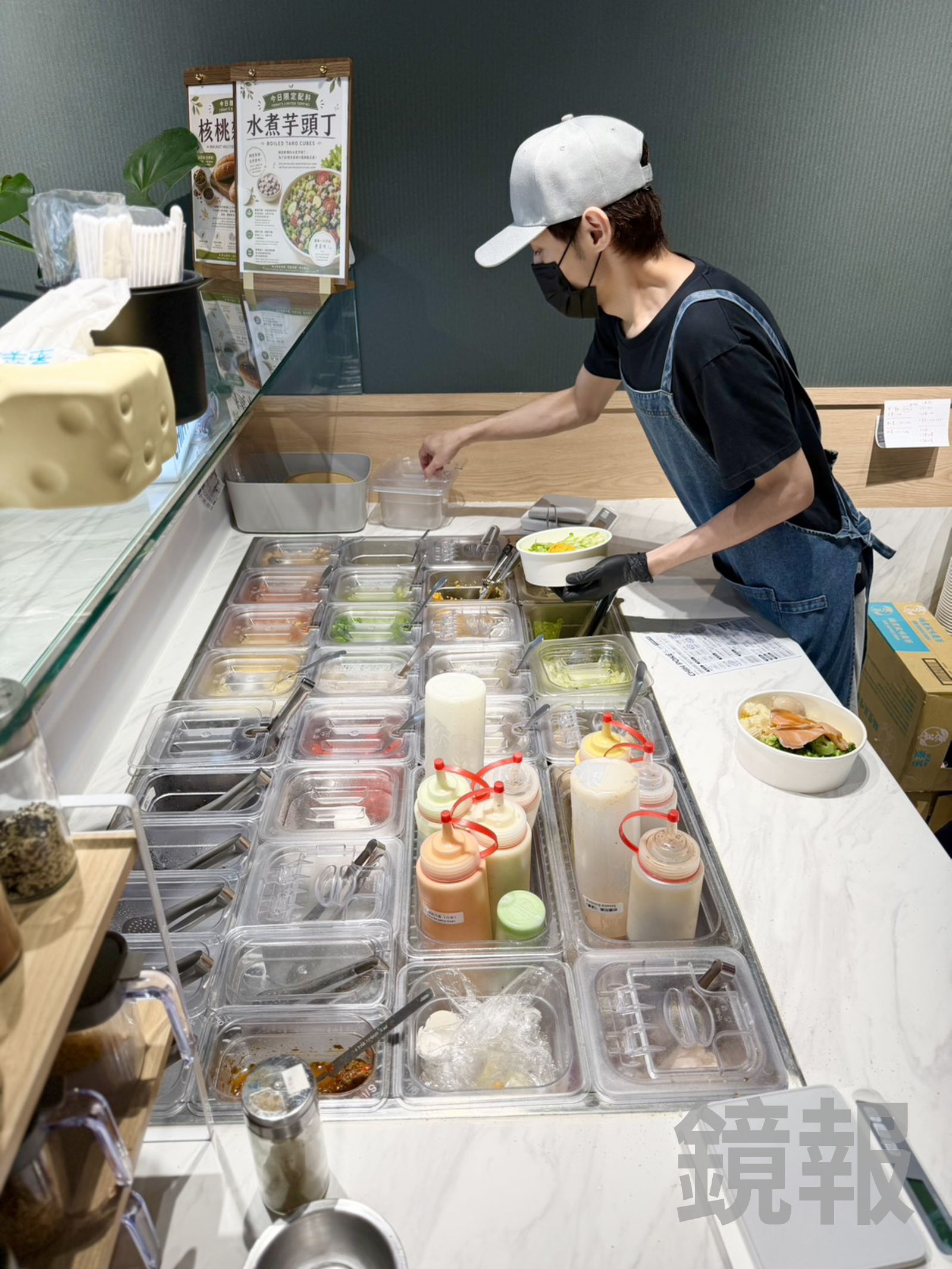 基底、配料、醬料與撒料選擇很豐富，可以隨喜好搭配，加點佐料。