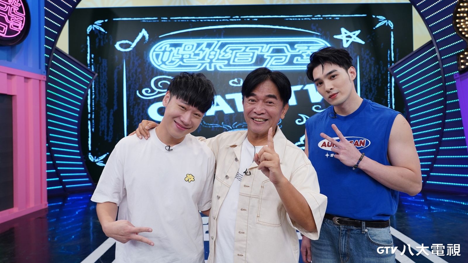 《娛樂百分百》吳宗憲（中）暢談分享近況，主持人黃偉晉（右）與賴晏駒（左）錄影過程笑聲不斷。八大提供