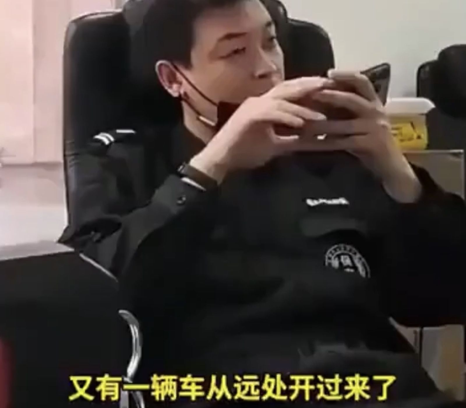 近日一段「男子讓AI即時監控幫自己偷閒」的影片在網路上迅速走紅。(圖/翻攝自微博)