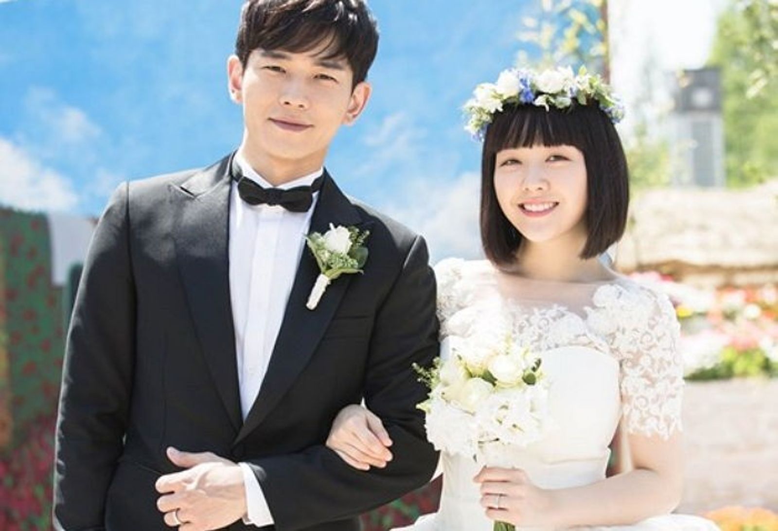 珉雅（右）曾在《美女孔心》與溫朱莞辦婚禮。翻攝SBS