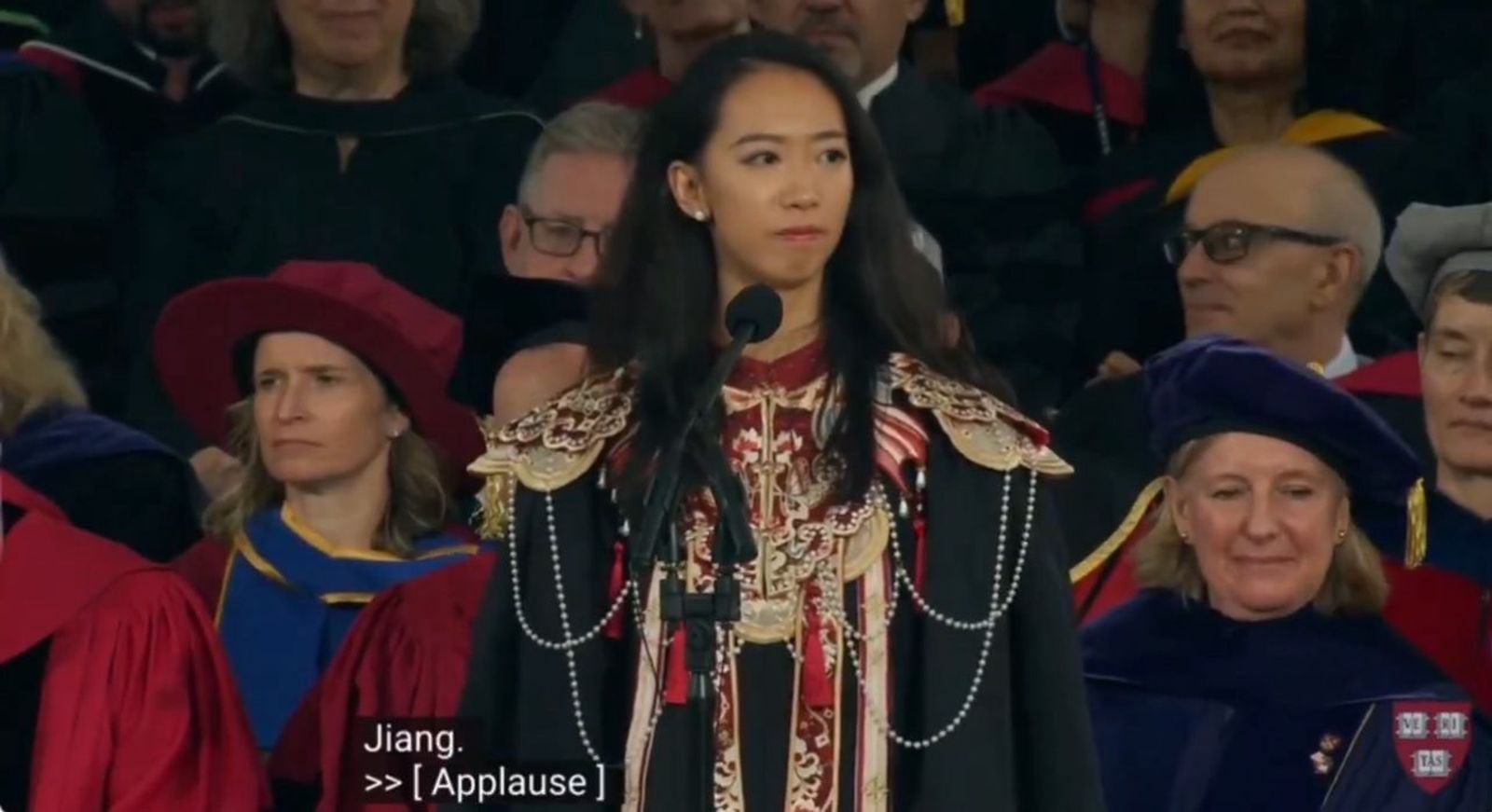 華爾街日報：哈佛是中共黨校！　「哈佛女孩」穿中國霞披致詞被爆紅二代背景