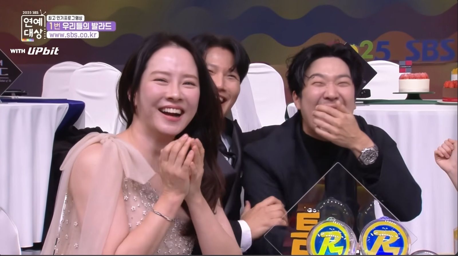 宋智孝(左起)、金鍾國及HAHA在台下快笑瘋了。翻攝YT@SBSenter.official