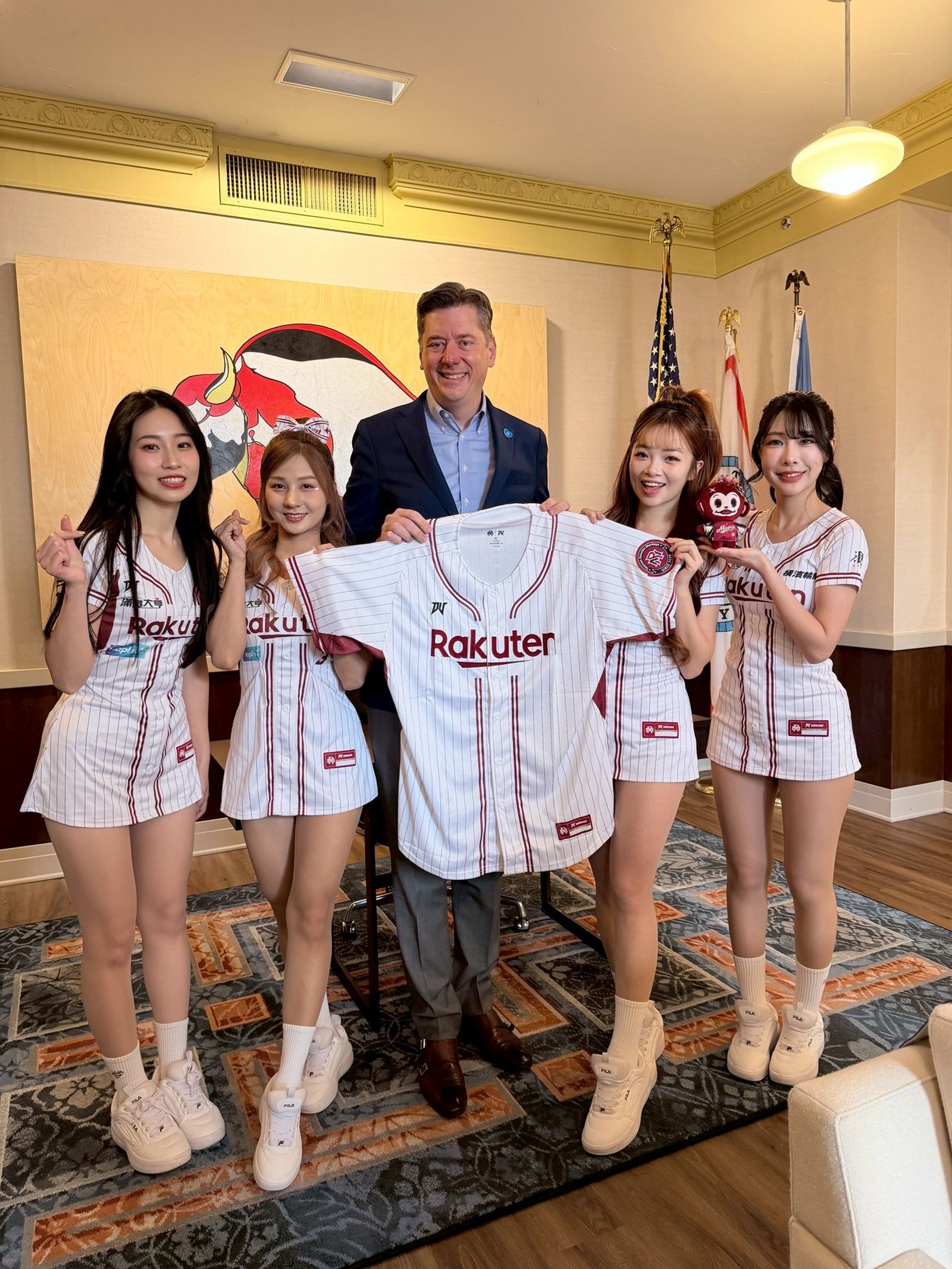 女孩們和市長合照。樂天桃猿提供