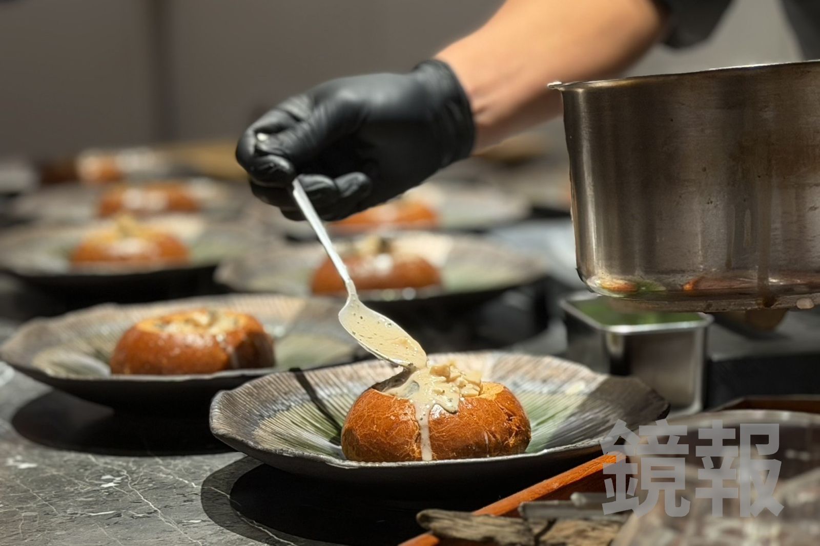 主廚Will把棺材板的容器，從吐司換成口感更細緻的布里歐麵包。