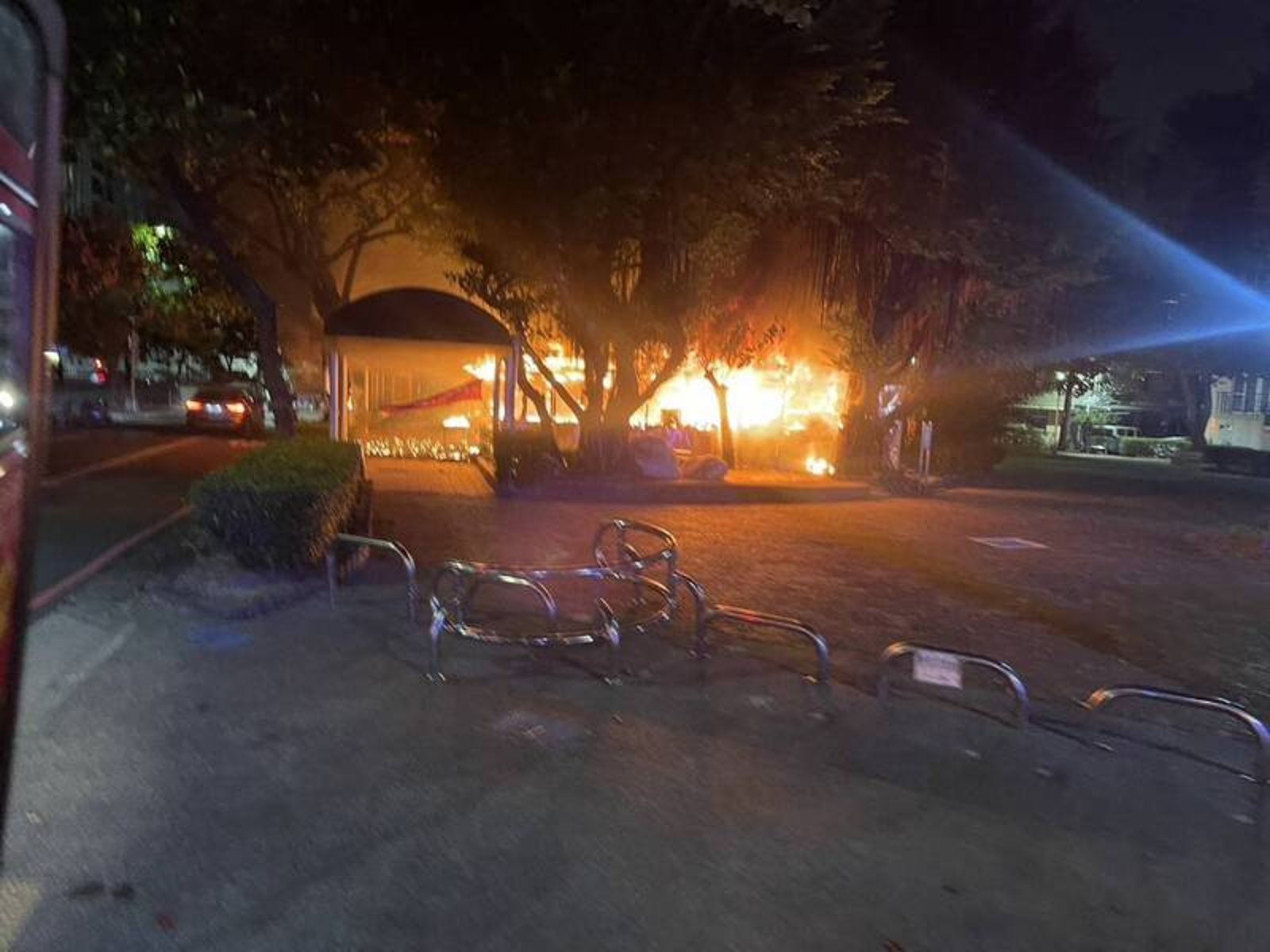 公園變火海!台中土地公廟突冒火 烈焰沖天引恐慌