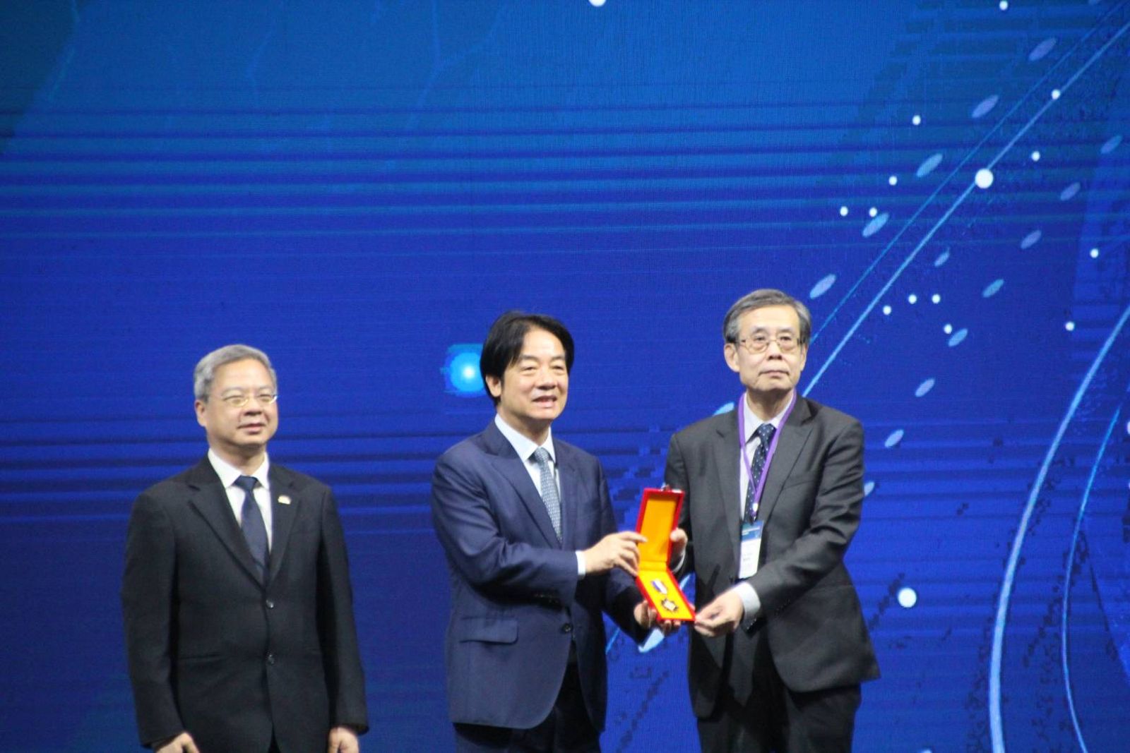 晶鏈論壇匯聚28國產業人士　賴清德頒「經濟部專業獎章」給魏哲家