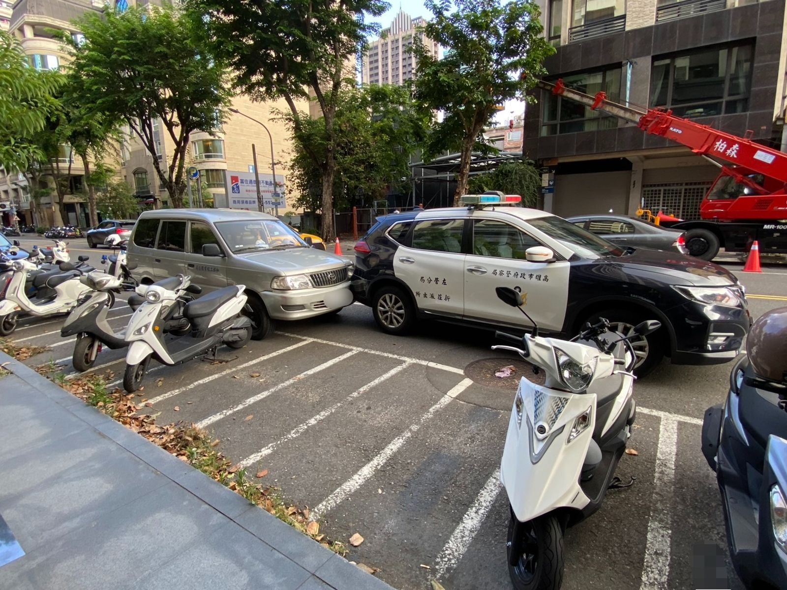 驚險暴衝!男子車禍恍惚突踩油門衝撞警車 左營警果斷破窗救人