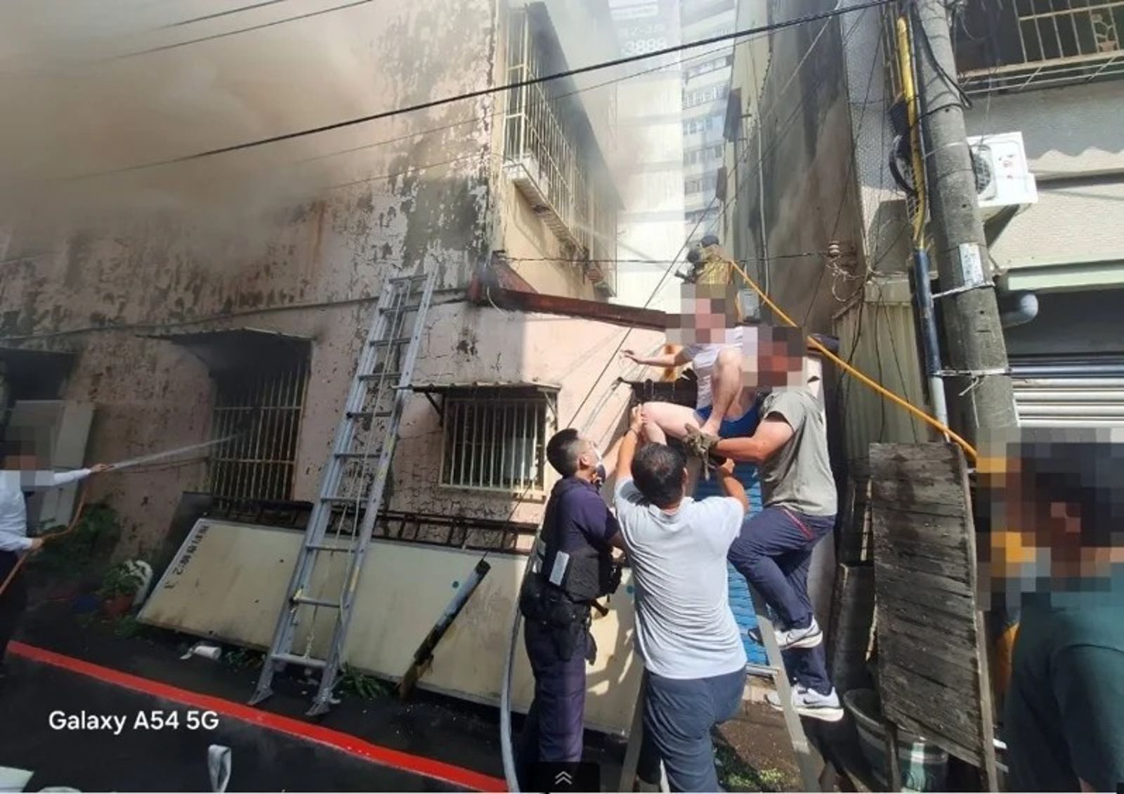 台南永康民宅火警 消防人員剪破鐵窗救出2樓受困女子