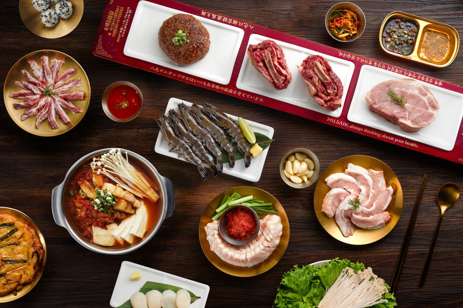 ３人套餐「老饕熟成牛豬」包含厚切豬五花、帶骨牛小排，適合也愛吃牛的饕客。（2,680元／套）