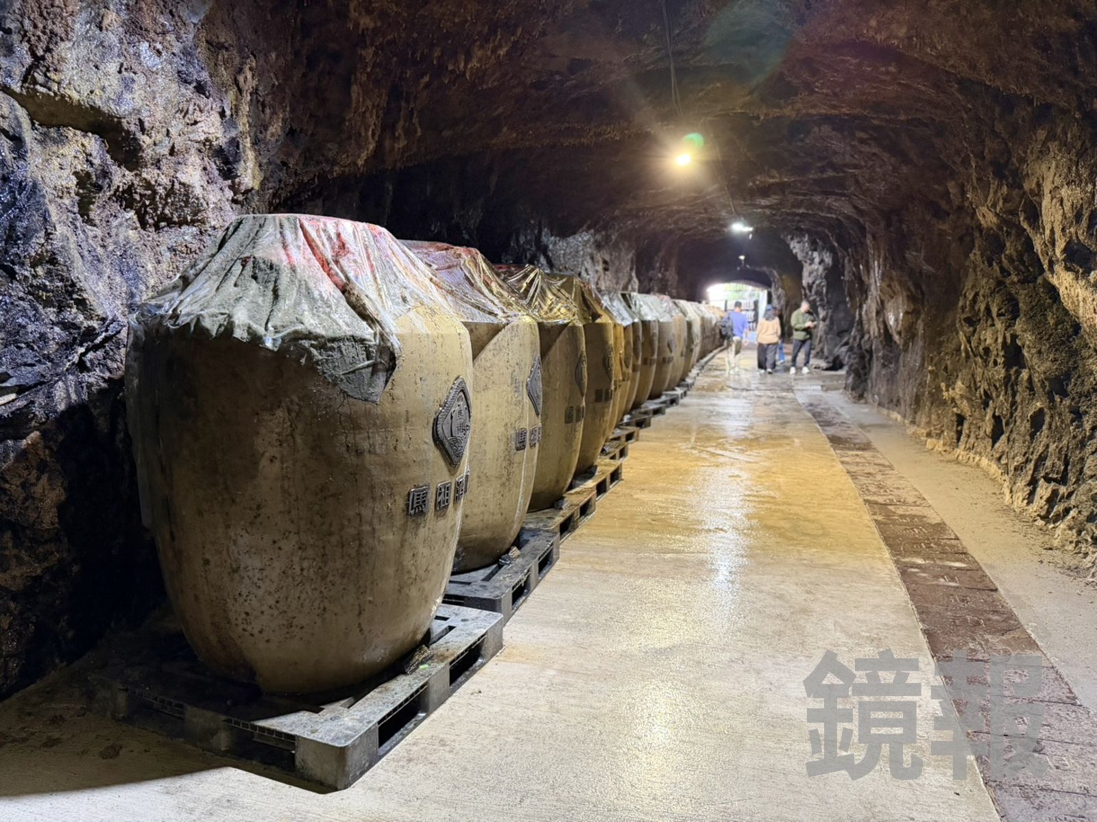 坑道終年均溫約攝氏18度，濕度高達90%，是很適合陳放酒液的環境。