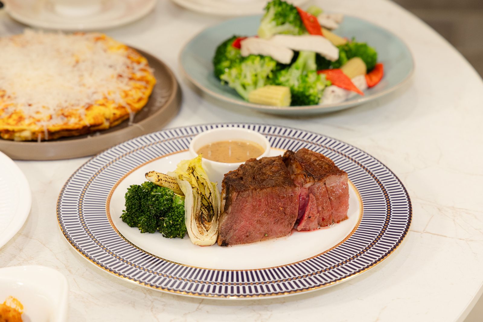 「朵頤牛排」肉品嚴選Prime等級美國牛，口感更加軟嫩，風味更飽滿多汁。（饗賓集團供圖）