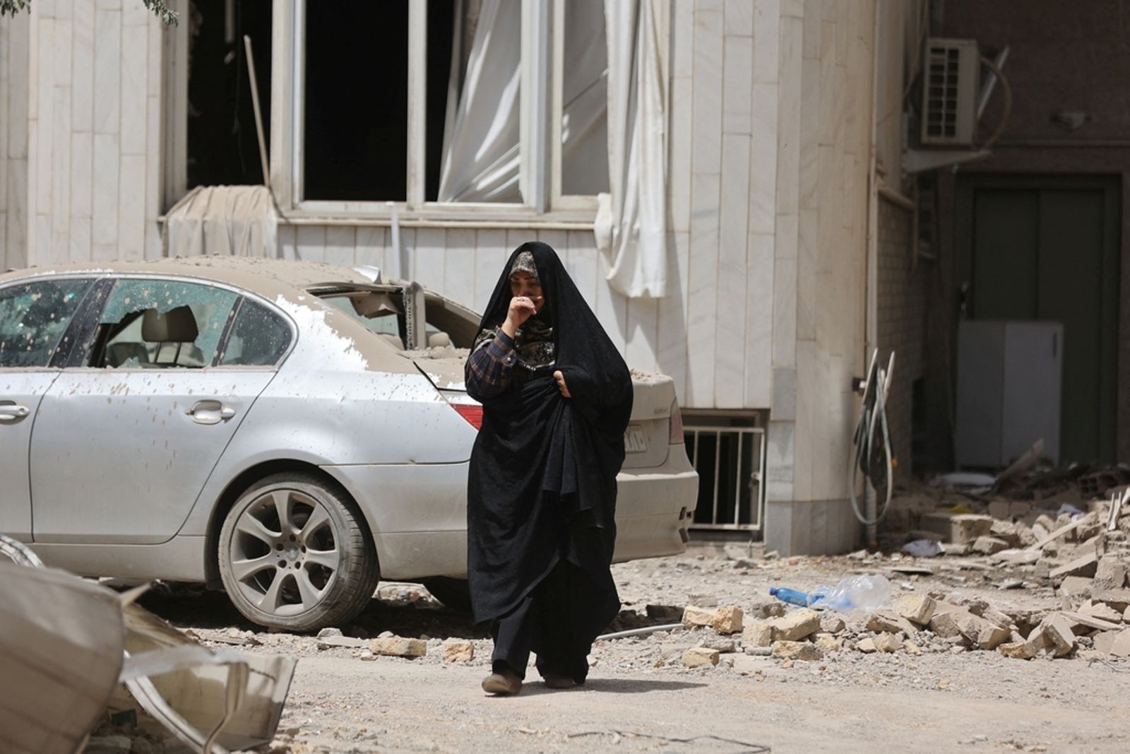 以色列與伊朗爆發戰爭，德黑蘭民眾開始著手重建遭襲擊的住宅區與基礎設施。圖片取自東方IC