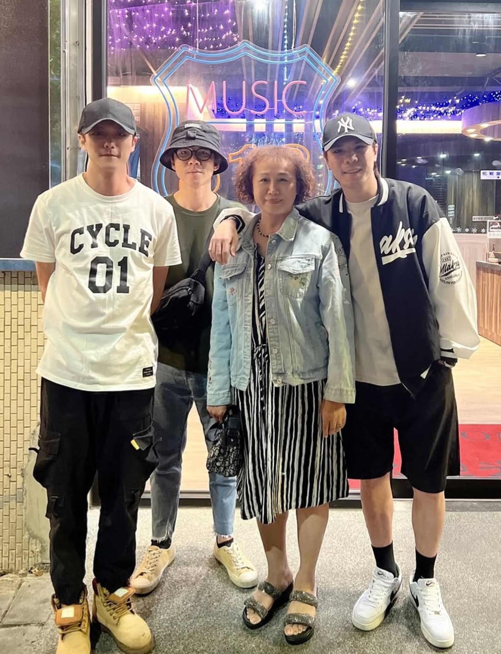 李吳兄弟感謝母親支持他們走音樂路。翻攝李吳兄弟IG