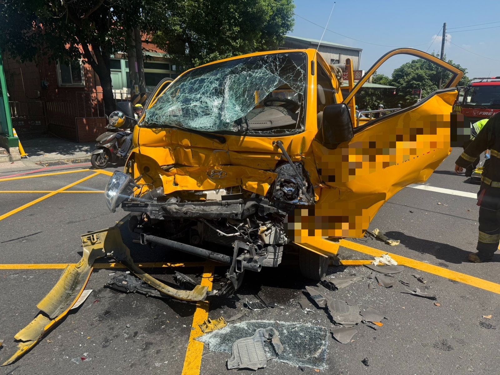 驚悚瞬間曝!五股追撞事故駕駛受困 工程救險車追撞小貨車宛如「碰碰車」