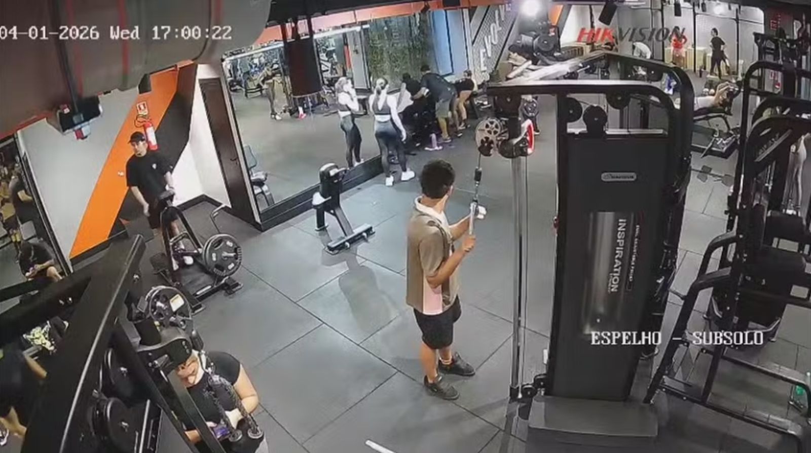 健身房驚魂!19歲正妹重訓「安全帶鬆脫」遭160公斤槓片砸中 雙膝慘骨折