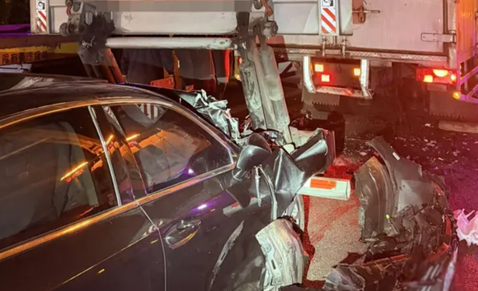 王國淵搭乘的轎車車頭撞進貨車車斗嚴重毀損。翻攝畫面