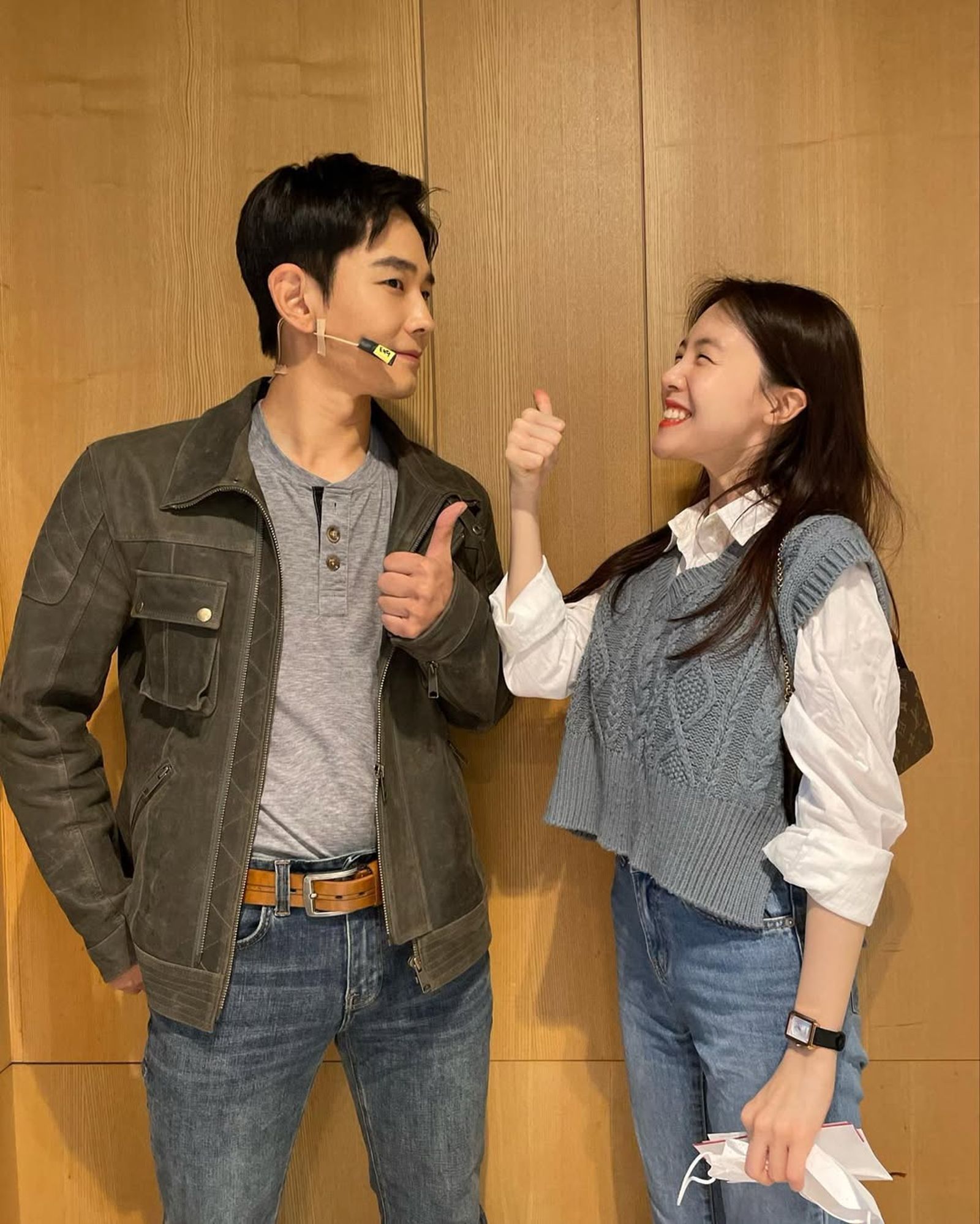 珉雅（右）曾去探班溫朱莞演出的音樂劇《沙漏》。翻攝IG@bbang_93