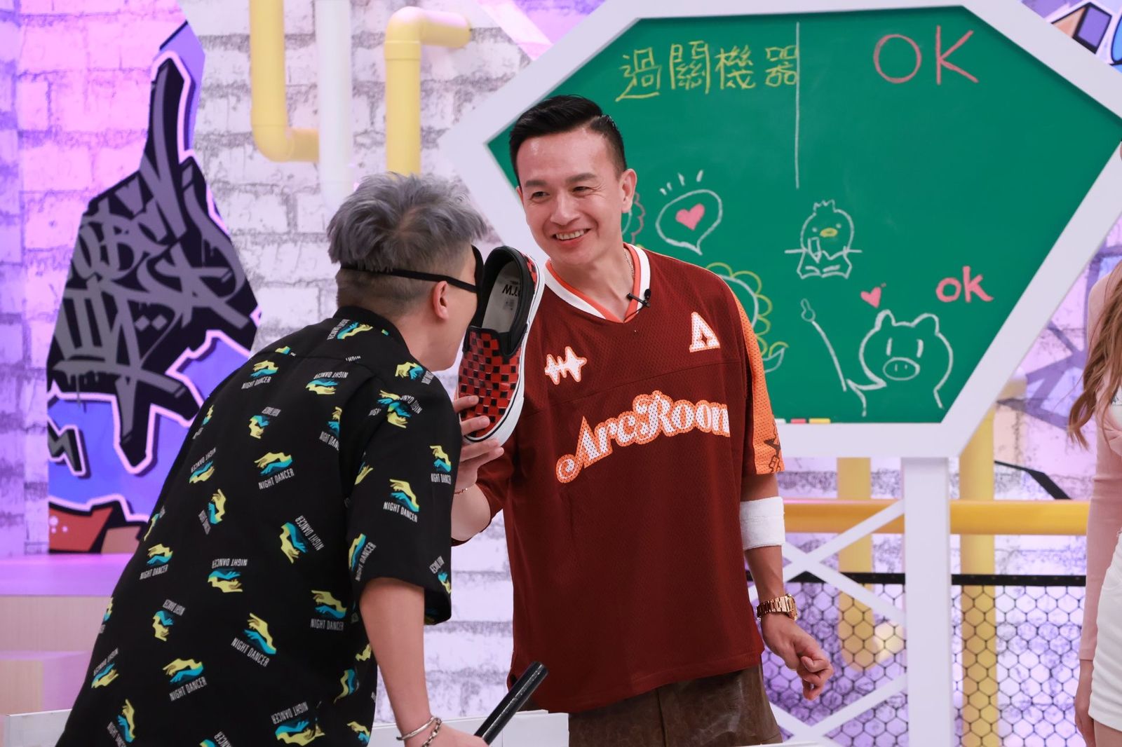 小鐘拿鞋子給張立東聞。中天提供