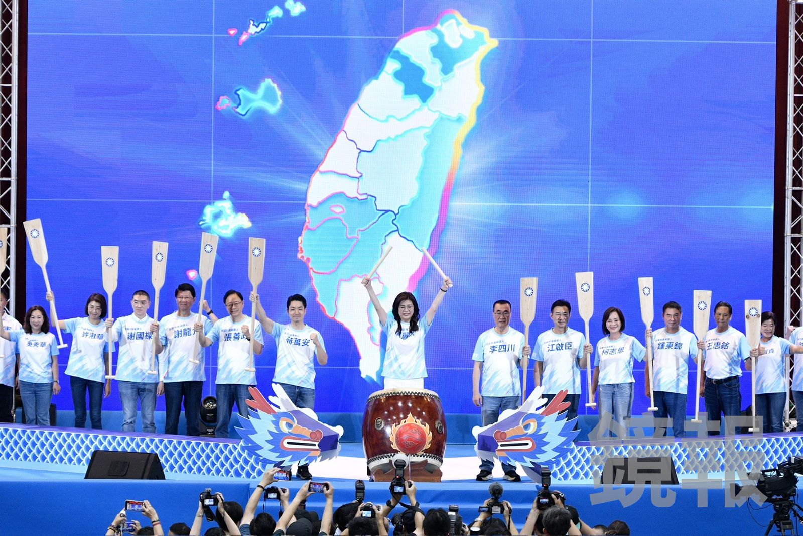 國民黨全代會/為年底選舉暖身造勢 鄭麗文授槳象徵2026划向勝利