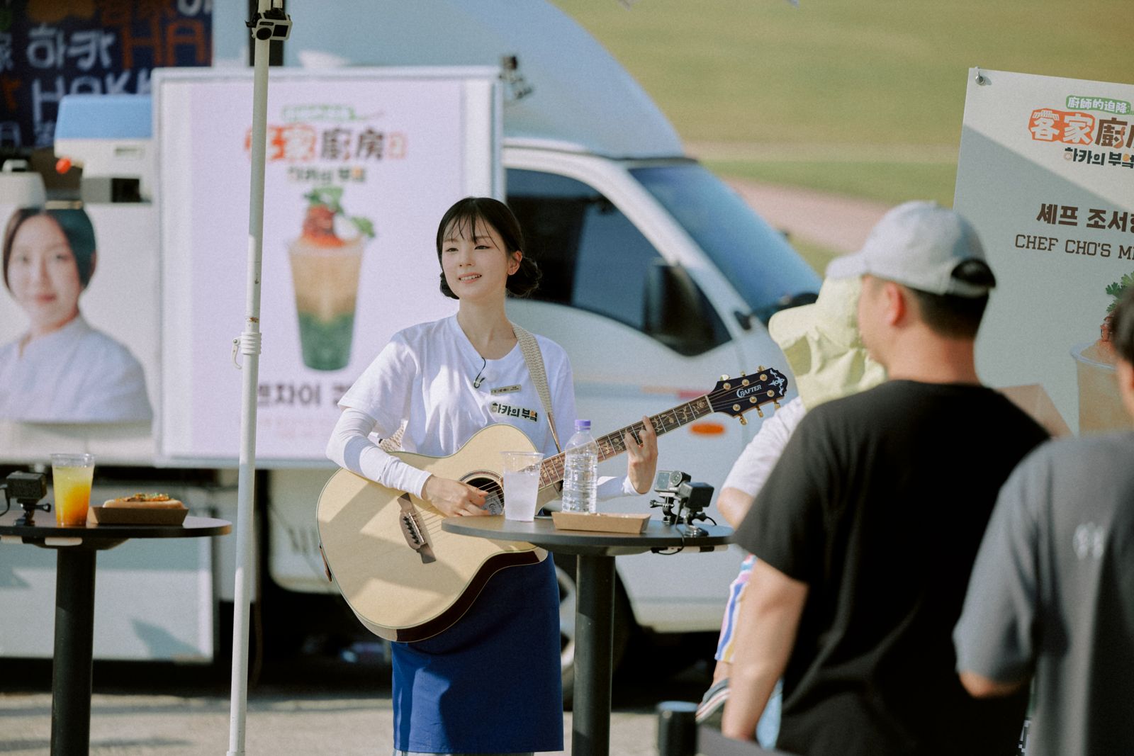 珪斌用歌聲慰勞排隊客人。客家電視提供