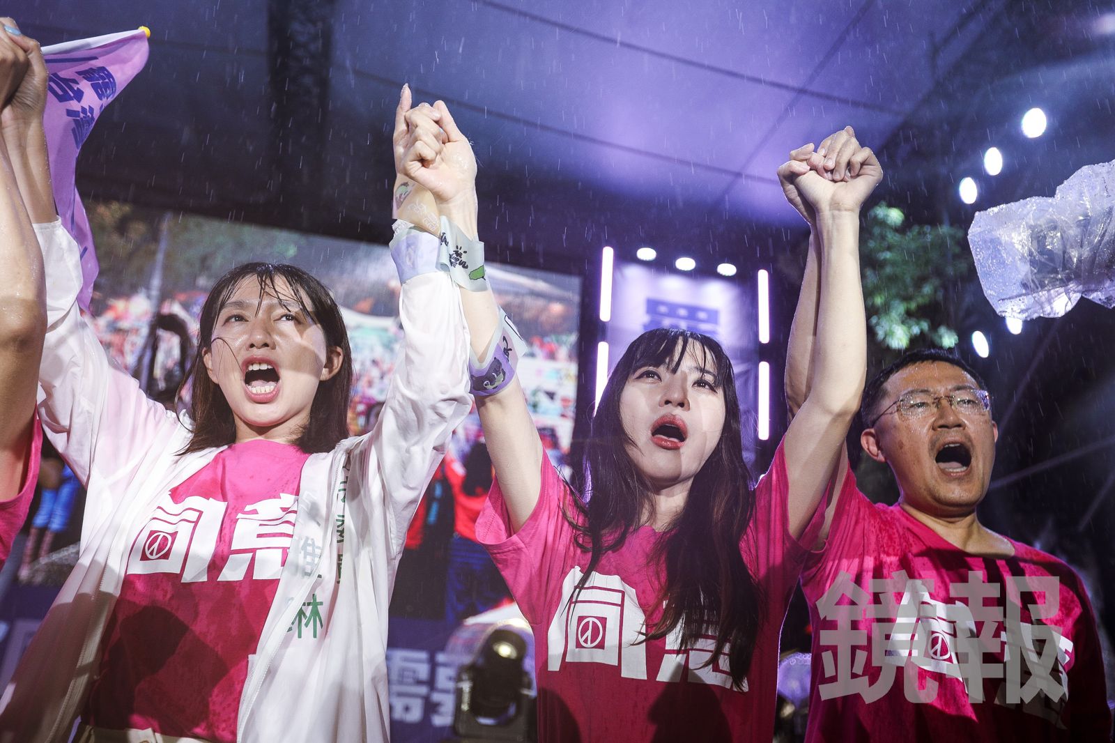 民進黨立委張雅琳、黃捷、李坤城(由左至右)高舉雙手,呼籲選民明天出門投下同意票。(圖/鄒保祥攝)